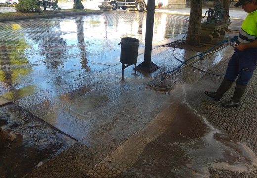 O Concello de Noia acomete unha limpeza a fondo e desinfección da Alameda cun vehículo de auga a presión